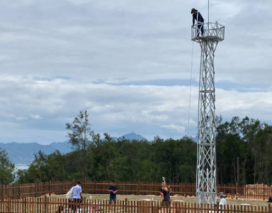 福州氣象觀測員佩戴速差防墜器巡檢和維護(hù)氣象觀測站設(shè)備