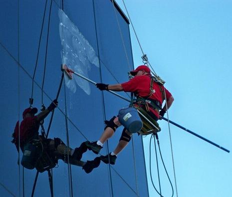 寫(xiě)字樓玻璃清潔作業(yè)防墜器的應(yīng)用